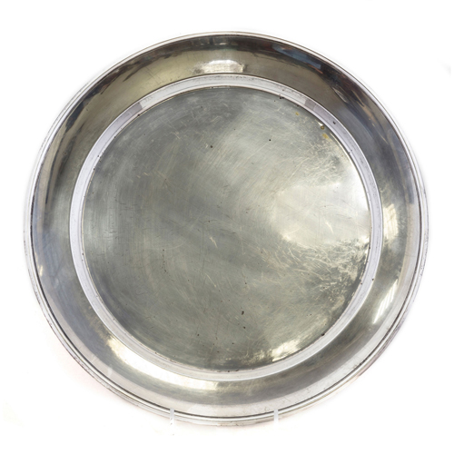 Sub.:8 - Lote: 1362 -  Bandeja circular en metal plateado.
