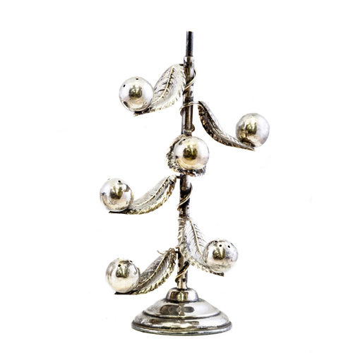 Sub.:8 - Lote: 1348 -  Palillero en plata de varias alturas, con fuste central y hojas m�viles en el m�stil.