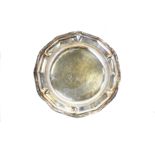 Sub.:8 - Lote: 1416 -  Bandeja circular en metal plateado.