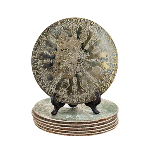 Sub.:8 - Lote: 3180 -  Juego de seis posavasos en metal plateado.