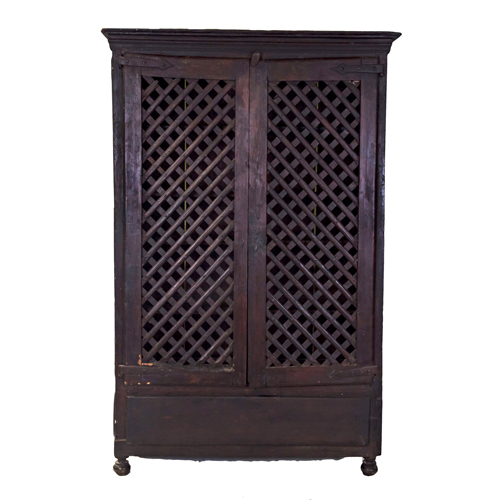 Sub.:8 - Lote: 1392 -  Alacena en madera patinada de dos puertas con celosia en madera tallada, de cinco estantes al interior.