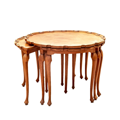 Sub.:8 - Lote: 3290 -  Conjunto de 4 mesas nido en madera tallada. De perfil circular y semicircular, con canto alabeado.