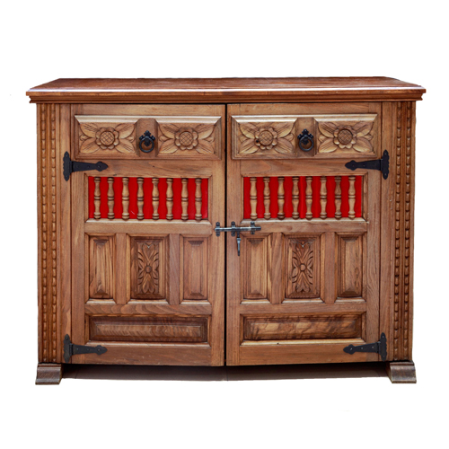 Sub.:8 - Lote: 3293 -  Peque�o taquill�n r�stico en madera natural tallada de dos puertas con herrajes de hierro. 