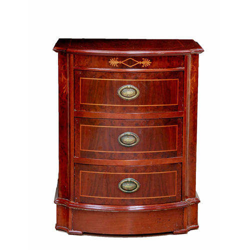 Sub.:8 - Lote: 3300 -  Peque�a mesilla de noche en madera patinada con filigranas de marqueter�a y tres cajones. 