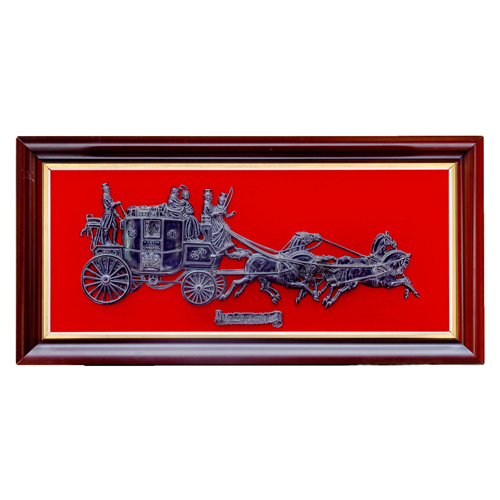 Sub.:8 - Lote: 3317 -  Relieve en pl�stico esmaltado de carroza de la London Mail de Londres a Liverpool de 1832 en fondo aterciopelado rojo. 