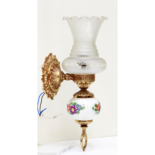 Sub.:8 - Lote: 3319 -  Aplique de pared en bronce y cer�mica blanca decorada con motivos florales. 