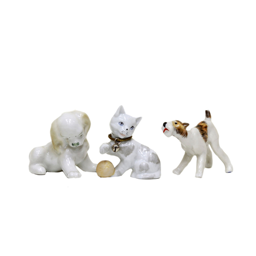 Sub.:8 - Lote: 3335 -  Lote formado por dos perritos y un gatito en porcelana blanca policromada.