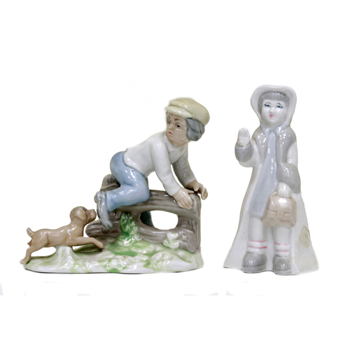Sub.:8 - Lote: 3341 -  Lote formado por dos figuras en porcelana esmaltada, se�ora con bolso y ni�o jugando con un perro sobre un tronco.