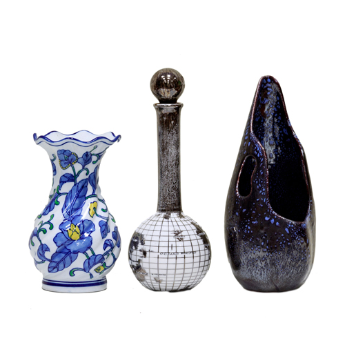 Sub.:8 - Lote: 3343 -  Lote formado por dos jarrones y licorera de cristal.