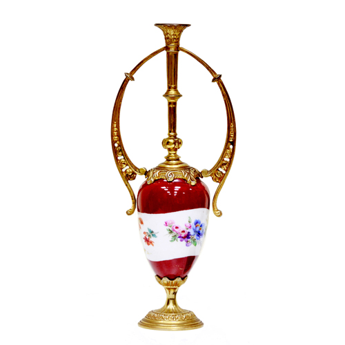 Sub.:8 - Lote: 3344 -  Jarr�n en cer�mica roja con decoraci�n floral y bronce.