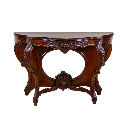 Sub.:8 - Lote: 1376 -  Consola estilo Luis XV en madera de caoba con decoraci�n tallada de veneras y motivos florales.