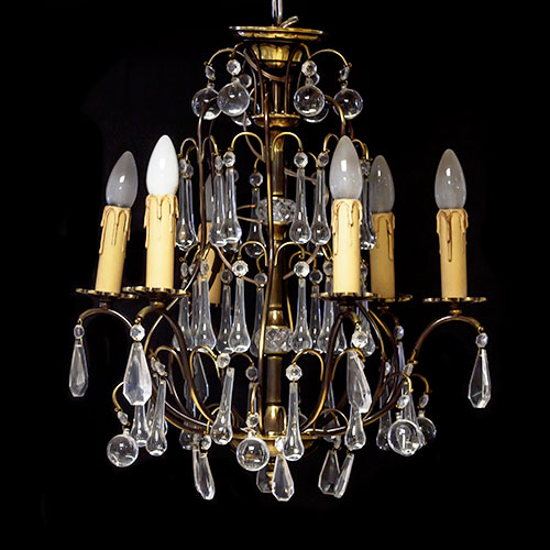 Sub.:8 - Lote: 1422 -  L�mpara de techo en bronce con pinjantes de cristal de seis luces.