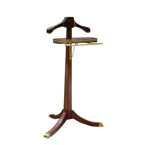 Sub.:8 - Lote: 1357 -  Gal�n de noche en madera. Con colgador de pantalones, balda con barandilla calada. Apoya sobre tres pies.