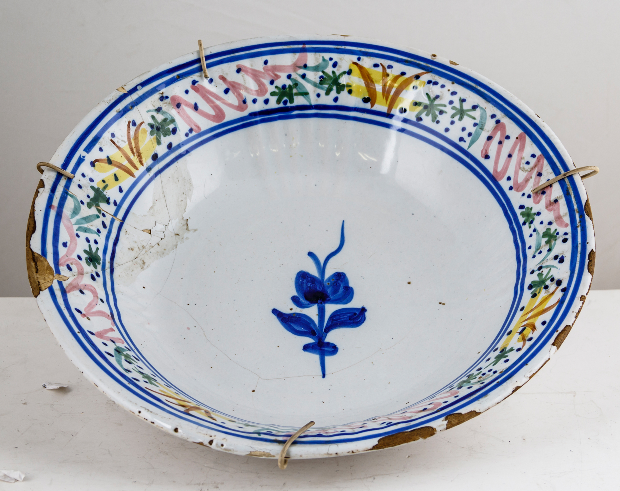 Sub.:8 - Lote: 3225 -  Plato en cer�mica esmaltada, con decoraci�n floral pol�croma en el ala, a partir de motivos vegetales y geom�tricos en azul verde, rosa y amarillo. 