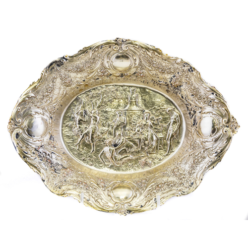 Sub.:8 - Lote: 1424 -  Panera de alpaca oval con ala trabajada en decoraci�n vegetal y escena en el fondo de la pieza.