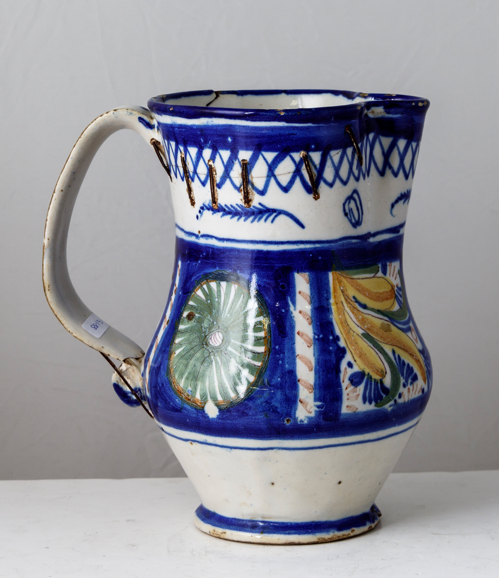 Sub.:8 - Lote: 3232 -  Jarra en cer�mica levantina, s. XIX. Firmada B.A.F. Con grapas y pelo.