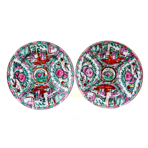 Sub.:8 - Lote: 1350 -  Pareja de platos en porcelana de Macao con orlas de decoraci�n vegetal pol�croma y escenas costumbristas en la base.