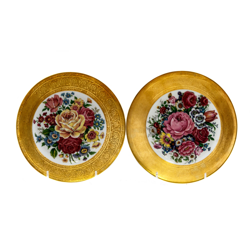 Sub.:8 - Lote: 1352 -  Dos platos en porcelana de Bohemia con decoraci�n floral pol�croma en la base y ala dorada.