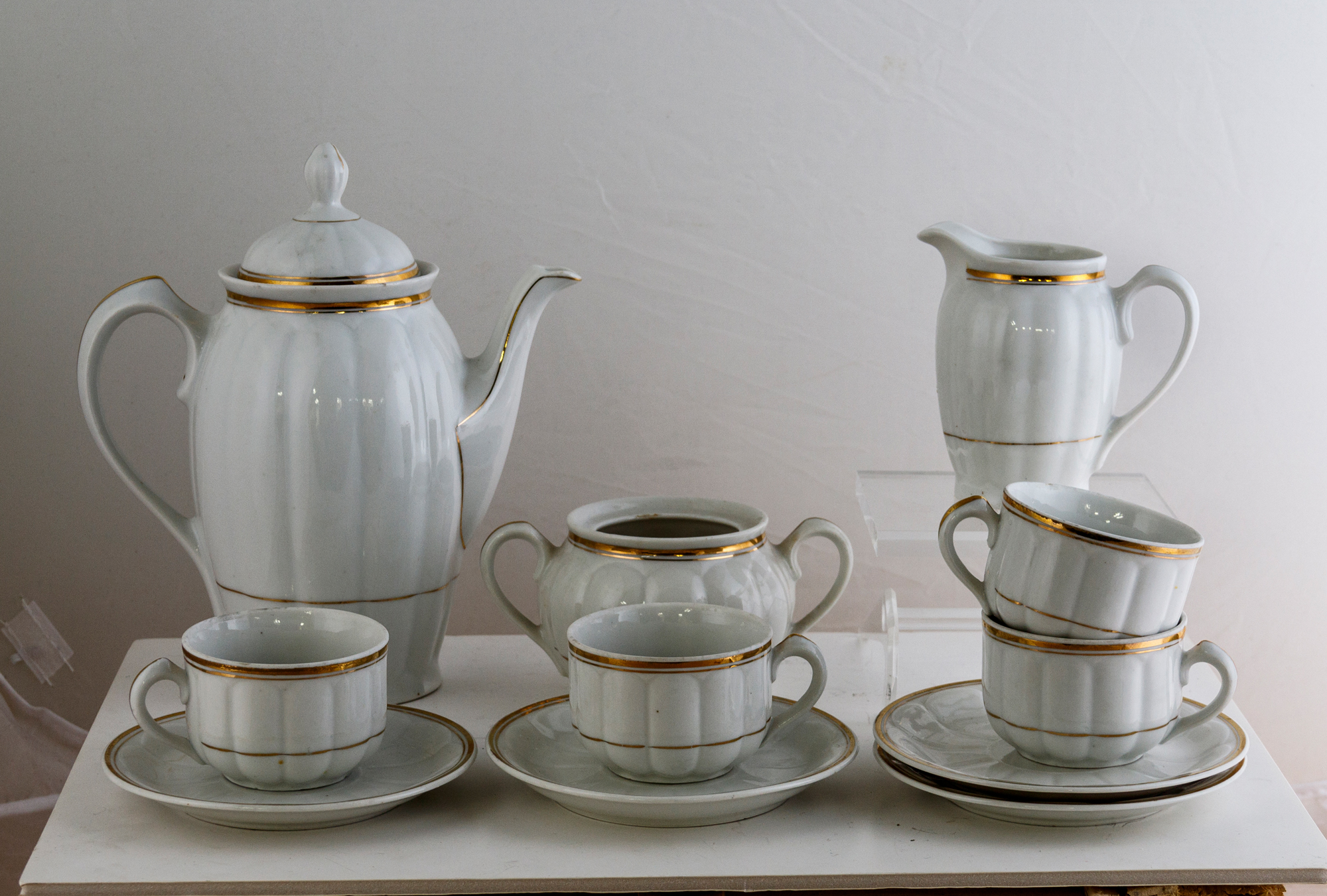 Sub.:8 - Lote: 3415 -  Juego de caf� en porcelana compuesto por cuatro tazas con platos, cafetera, lechera y azucarero sin tapa. Con faltas.