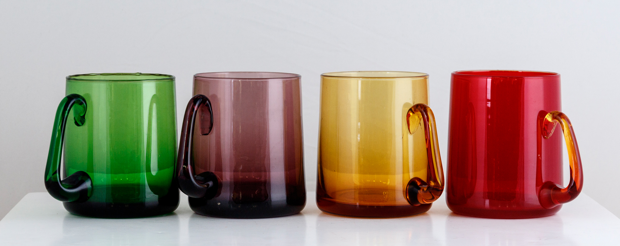 Sub.:8 - Lote: 3418 -  Conjunto formado por cuatro jarras de colores diversos.