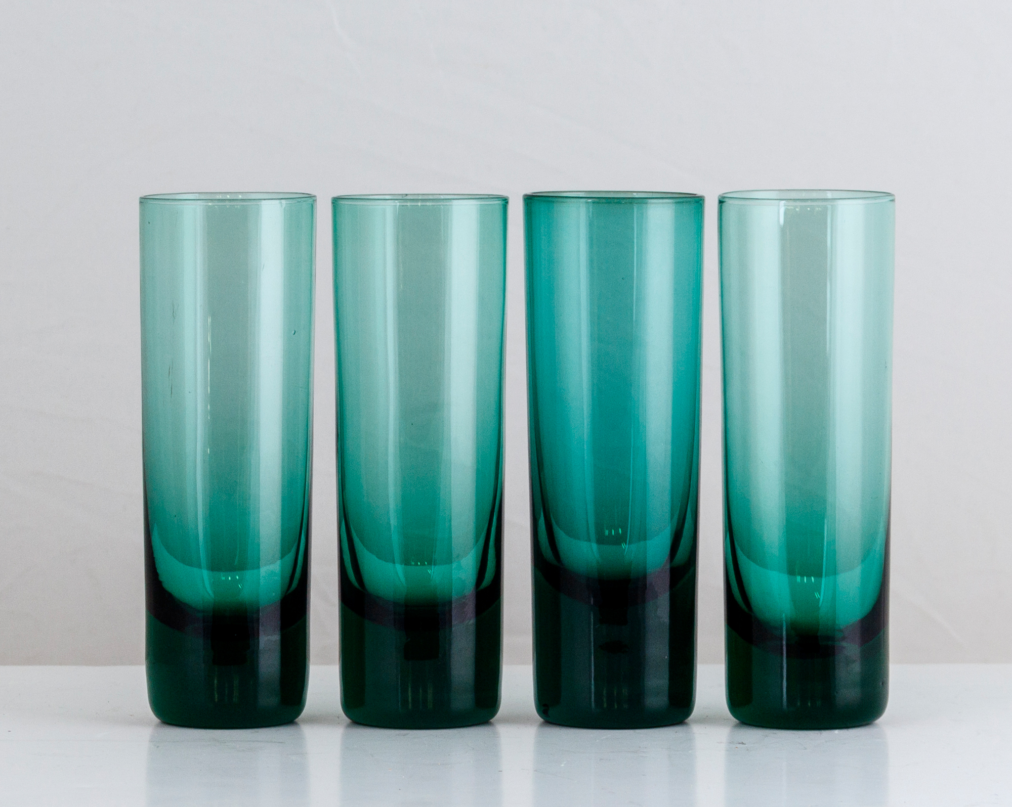 Sub.:8 - Lote: 3417 -  Conjunto formado por cuatro vasos de cristal en color azul.