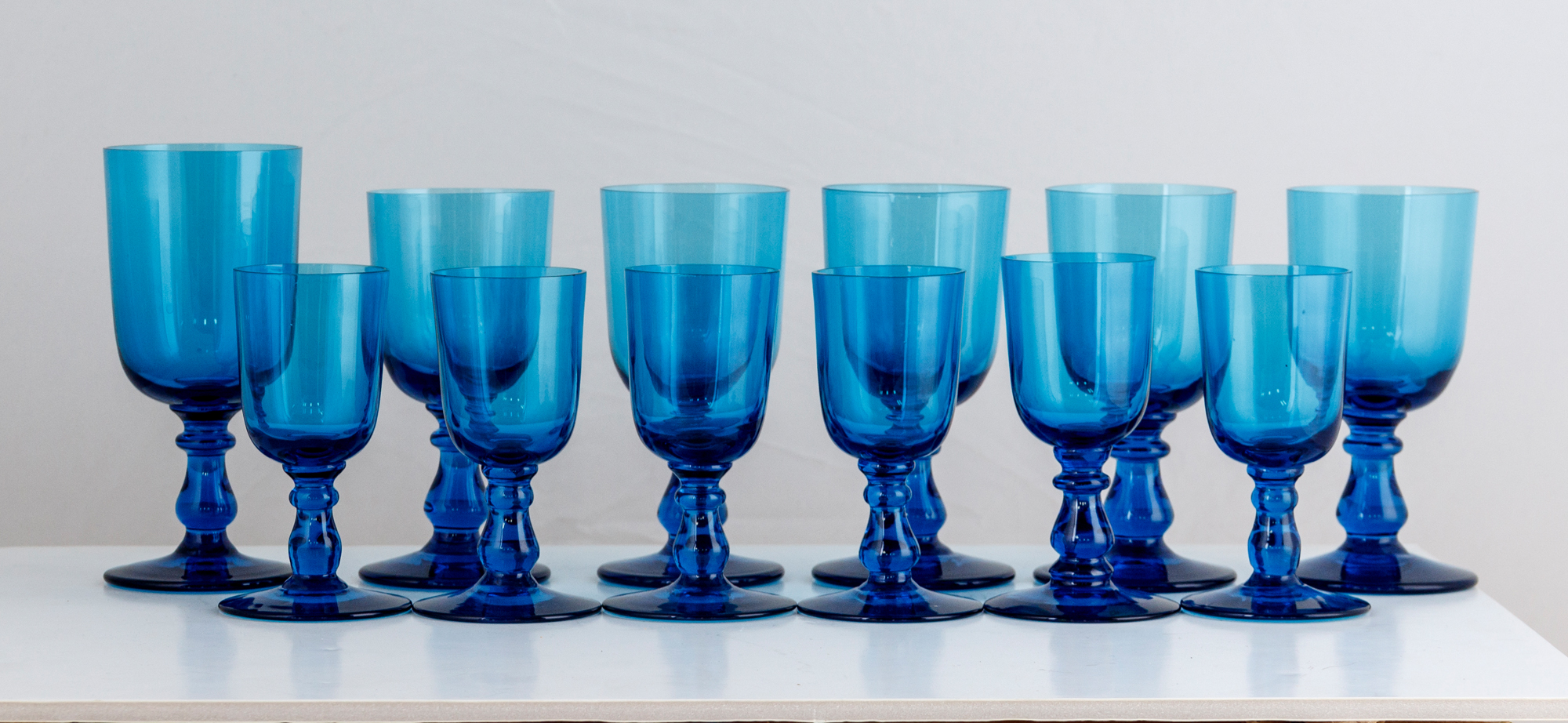 Sub.:8 - Lote: 3416 -  Conjunto formado por 15 copas de cristal en color azul de tres tama�os diferentes.