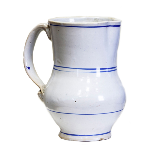 Sub.:8 - Lote: 1405 -  Peque�a jarra en cer�mica blanca. Con detalles en color azulado con boca lobular y asa, s. XIX.