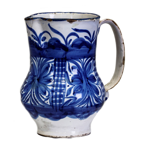 Sub.:8 - Lote: 1406 -  Jarra en cer�mica esmaltada con decoraci�n vegetal mon�croma en azul sobre fondo de engobe blanco.