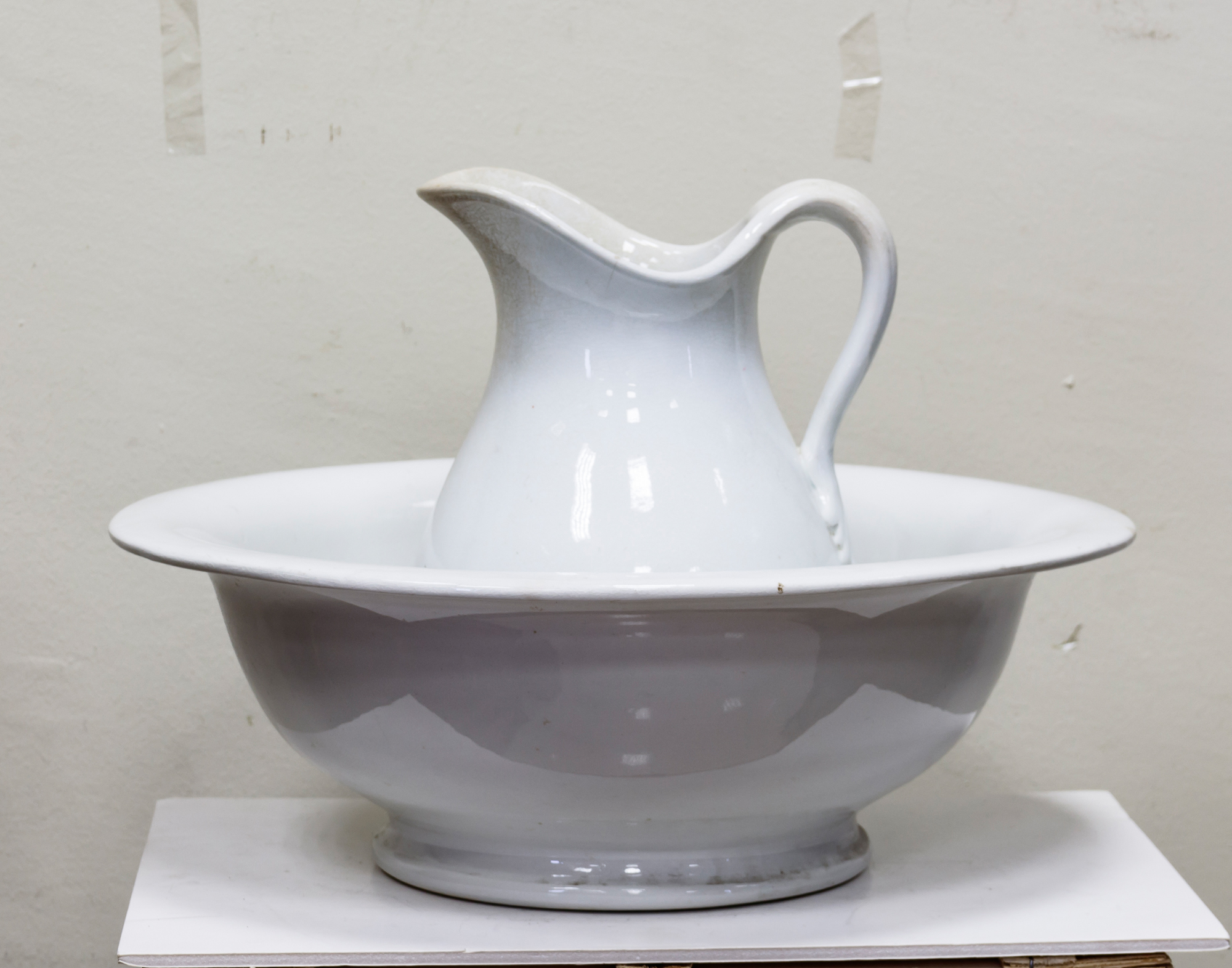 Sub.:8 - Lote: 3231 -  Aguamanil en dos piezas en cer�mica esmaltada de color blanco.