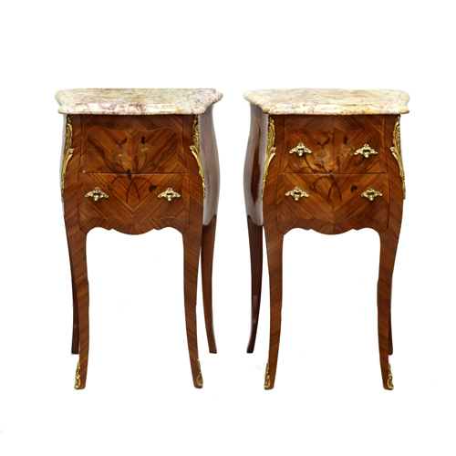 Sub.:8 - Lote: 1355 -  Pareja de mesillas en madera de palosanto dispuesta en espina de pez, con dos cajones en el frente y marqueter�a floral. 