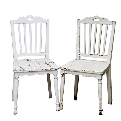 Sub.:9-On - Lote: 96 -  Pareja de sillas en madera lacada en blanco. Respaldo calado. Desperfectos.