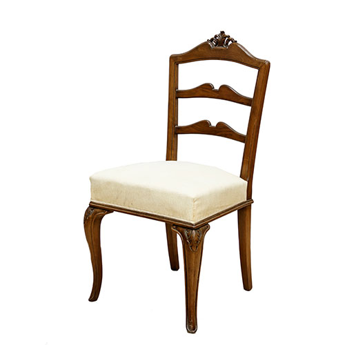 Sub.:9-On - Lote: 46 -  Pequea silla en madera tallada con respaldo calado y copete simplificado. Asiento tapizado en blanco.