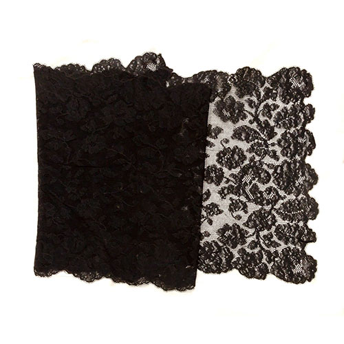 Sub.:9-On - Lote: 299 -  Gran mantilla rectangular negra con bordado de entramado floral.