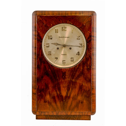Sub.:9-On - Lote: 331 -  Reloj de pared con caja de madera y pndulo interior. Esfera metlica con numeracin arabiga. Marca 
