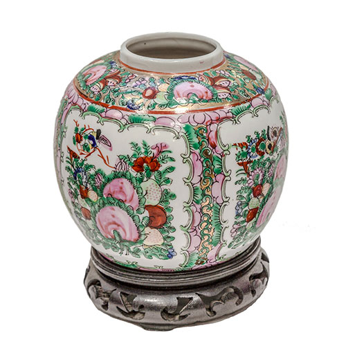 Sub.:9-On - Lote: 411 -  Pequeo tibor oriental en porcelana de Macao con sello en la base y peana de madera.