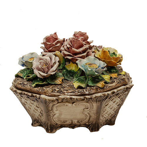 Sub.:9-On - Lote: 734 -  Caja en porcelana Capodimonte simulando mimbre en la base y con decoracin floral en relieve en la tapa.