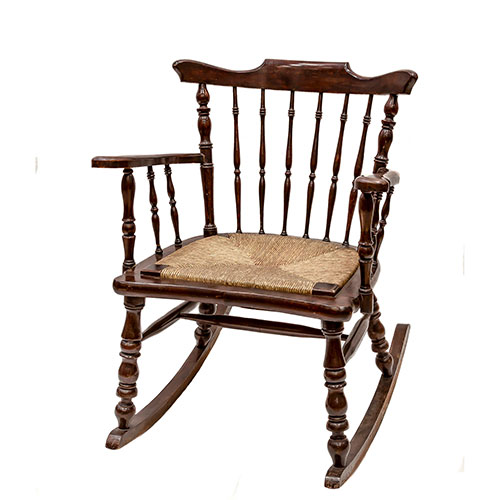 Sub.:9-On - Lote: 41 -  Mecedora con asiento de enea, patas y respaldo en madera torneada.