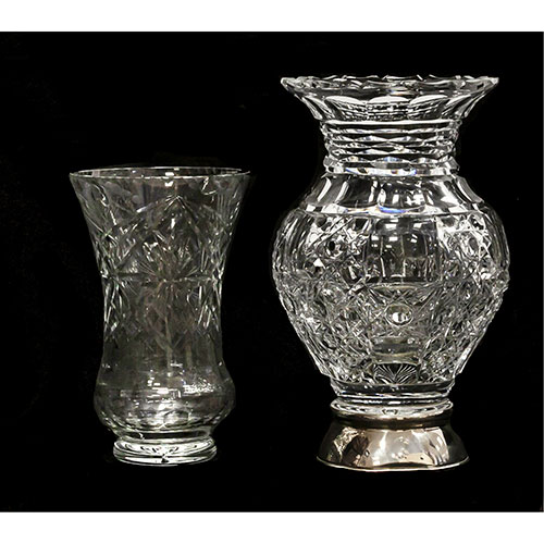 Sub.:9-On - Lote: 352 -  Lote de dos jarrones en cristal tallado, dos con pie de plata punzonada.