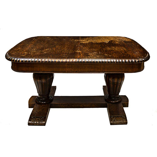 Sub.:9-On - Lote: 22 -  Mesa de comedor en madera de castaño tallada con dos extensiones de 38 cm cada una.