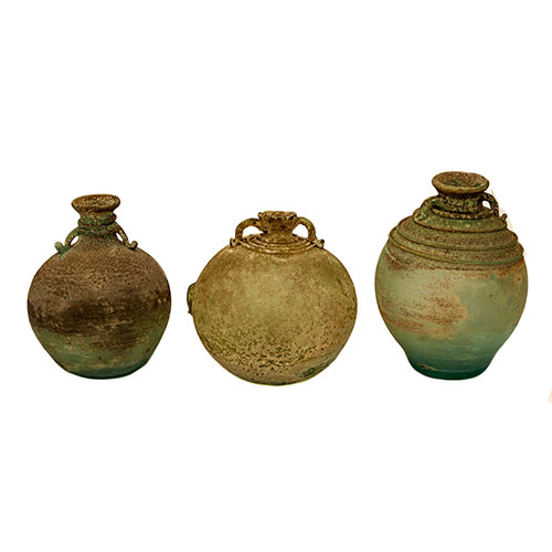 Sub.:9-On - Lote: 353 -  Lote de tres pequeas vasijas en vidrio soplado mallorqun de estilo romano.