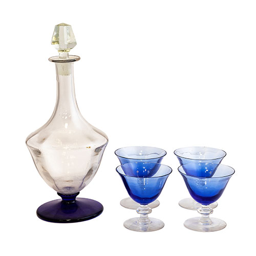 Sub.:9-On - Lote: 387 -  Juego de cristal formado por licorera con base azul y cuatro vasos.