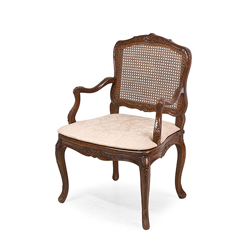Sub.:9-On - Lote: 50 -  Butaca estilo Luis XV en madera tallada con asiento tapizado y respaldo de rejilla.