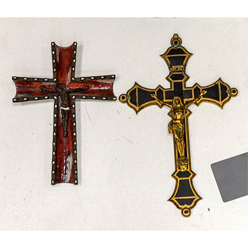 Sub.:9-On - Lote: 571A -  Dos crucifijos. Uno en bronce en dos ptinas y otro en cobre con esmaltes.
