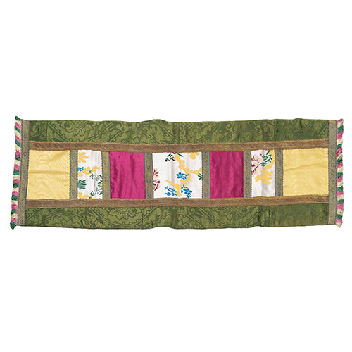 Sub.:9-On - Lote: 295 -  Tapete de tapicerias antiguas con tonalidades verdes y fucsias.
