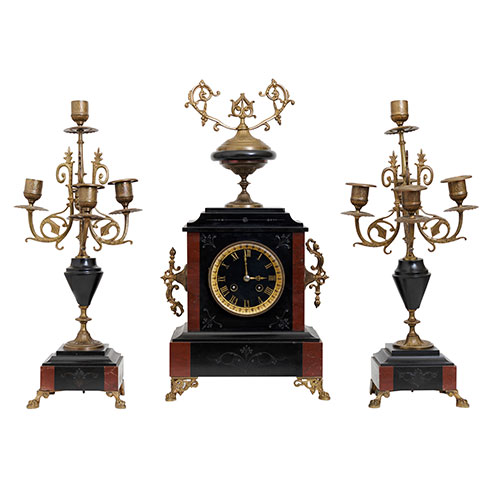 Sub.:9-On - Lote: 335 -  Guarnicin de reloj de sobremesa en mrmol de dos colores con candelabros de cinco luces. Con llave y pndulo. Principios del s. XX.