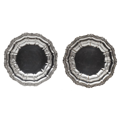Sub.:9-On - Lote: 535 -  Dos fuentes circulares realizadas en metal plateado con bordes decorados.