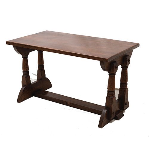 Sub.:9-On - Lote: 84 -  Pequea mesa auxiliar realizada en madera de castao.
