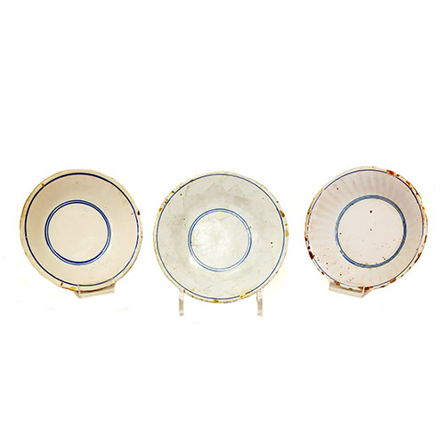 Sub.:9-On - Lote: 836 -  Tres platos en cermica blanca y decoracin azul.