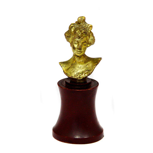 Sub.:9-On - Lote: 555 -  Busto modernista de mujer en calamina dorada del siglo XIX.