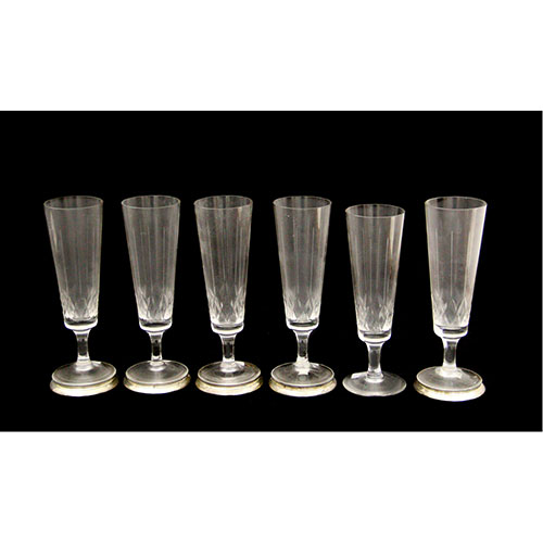 Sub.:9-On - Lote: 346 -  Seis copas de champan realizadas en cristal tallado, con bordes en plata. Una sin plata.